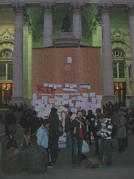 © Robert Rotifer Versammlung vor Mahnmal an der Royal Exchange